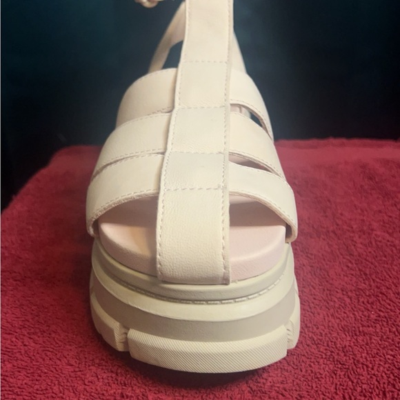 UGG = NWOT ASHTON STRAPPY SANDAL - SOLD OUT - Picture 3 of 3